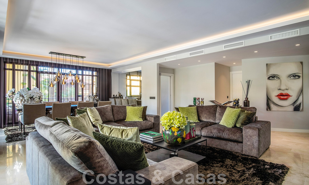 Appartement de luxe de 4 chambres à vendre dans un complexe exclusif de deuxième ligne de plage à Puerto Banus, Marbella 52100