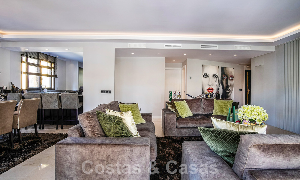Appartement de luxe de 4 chambres à vendre dans un complexe exclusif de deuxième ligne de plage à Puerto Banus, Marbella 52101