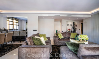 Appartement de luxe de 4 chambres à vendre dans un complexe exclusif de deuxième ligne de plage à Puerto Banus, Marbella 52101 