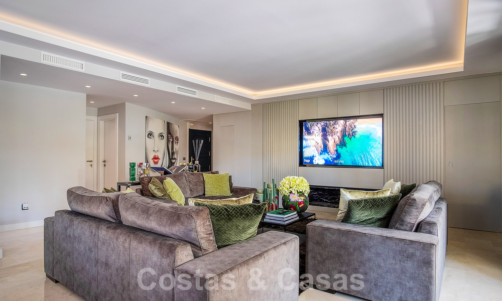 Appartement de luxe de 4 chambres à vendre dans un complexe exclusif de deuxième ligne de plage à Puerto Banus, Marbella 52102