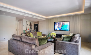 Appartement de luxe de 4 chambres à vendre dans un complexe exclusif de deuxième ligne de plage à Puerto Banus, Marbella 52102 