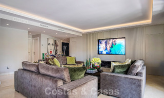 Appartement de luxe à vendre dans un complexe exclusif de deuxième ligne de plage à Puerto Banus, Marbella 52102 