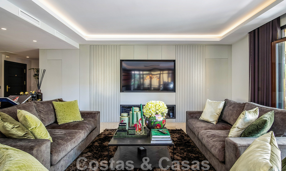 Appartement de luxe de 4 chambres à vendre dans un complexe exclusif de deuxième ligne de plage à Puerto Banus, Marbella 52104