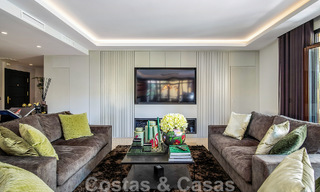 Appartement de luxe de 4 chambres à vendre dans un complexe exclusif de deuxième ligne de plage à Puerto Banus, Marbella 52104 
