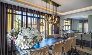 Appartement de luxe de 4 chambres à vendre dans un complexe exclusif de deuxième ligne de plage à Puerto Banus, Marbella 52105 