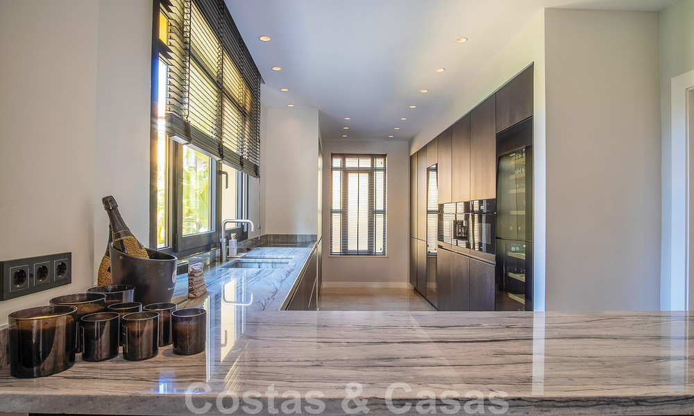 Appartement de luxe à vendre dans un complexe exclusif de deuxième ligne de plage à Puerto Banus, Marbella 52108