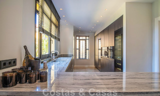 Appartement de luxe à vendre dans un complexe exclusif de deuxième ligne de plage à Puerto Banus, Marbella 52108 