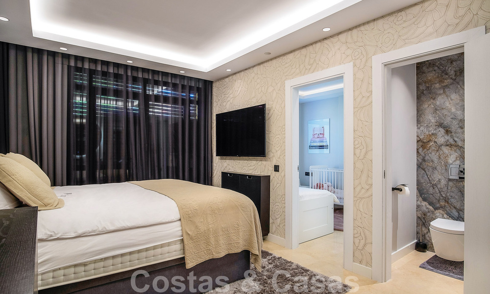 Appartement de luxe de 4 chambres à vendre dans un complexe exclusif de deuxième ligne de plage à Puerto Banus, Marbella 52114