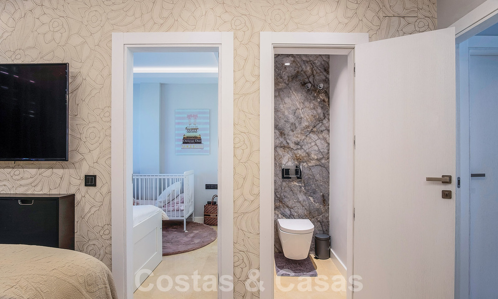 Appartement de luxe de 4 chambres à vendre dans un complexe exclusif de deuxième ligne de plage à Puerto Banus, Marbella 52115