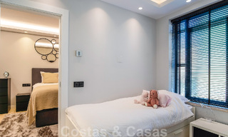 Appartement de luxe de 4 chambres à vendre dans un complexe exclusif de deuxième ligne de plage à Puerto Banus, Marbella 52117 