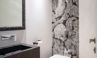 Appartement de luxe à vendre dans un complexe exclusif de deuxième ligne de plage à Puerto Banus, Marbella 52121 