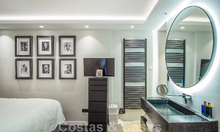 Appartement de luxe de 4 chambres à vendre dans un complexe exclusif de deuxième ligne de plage à Puerto Banus, Marbella 52122 