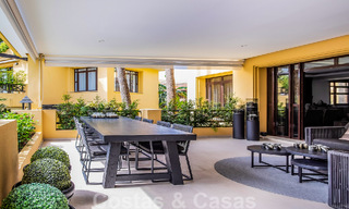 Appartement de luxe de 4 chambres à vendre dans un complexe exclusif de deuxième ligne de plage à Puerto Banus, Marbella 52134 