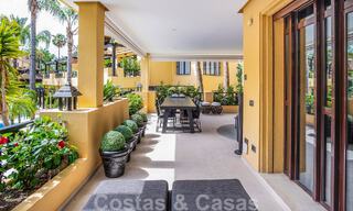 Appartement de luxe de 4 chambres à vendre dans un complexe exclusif de deuxième ligne de plage à Puerto Banus, Marbella 52136 