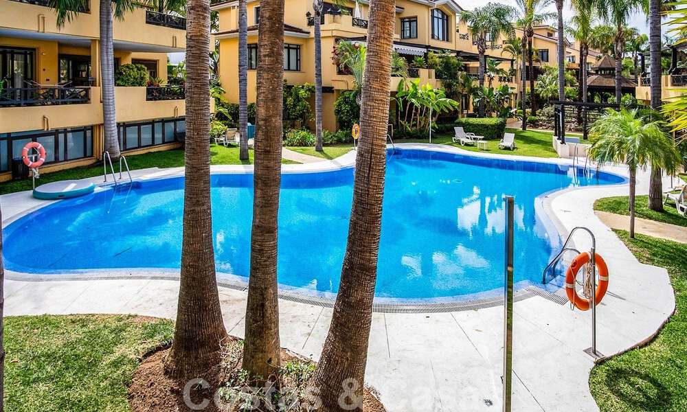 Appartement de luxe à vendre dans un complexe exclusif de deuxième ligne de plage à Puerto Banus, Marbella 52137