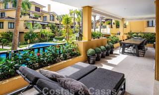 Appartement de luxe de 4 chambres à vendre dans un complexe exclusif de deuxième ligne de plage à Puerto Banus, Marbella 52138 