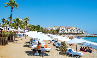 Appartement de luxe de 4 chambres à vendre dans un complexe exclusif de deuxième ligne de plage à Puerto Banus, Marbella 52144 