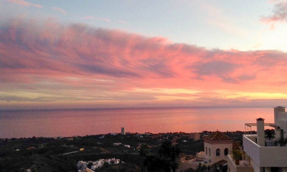 Penthouse duplex moderne à vendre avec vue panoramique sur la mer, situé dans un complexe convoité à Los Monteros, Marbella 52242