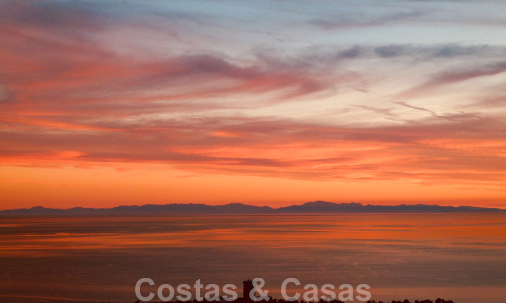 Penthouse duplex moderne à vendre avec vue panoramique sur la mer, situé dans un complexe convoité à Los Monteros, Marbella 52243