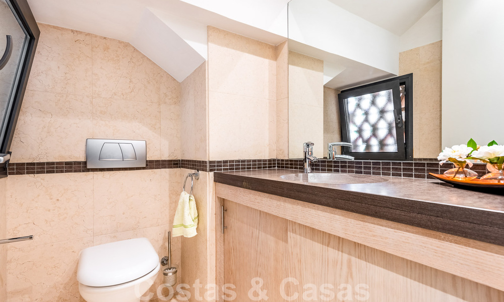 Penthouse duplex moderne à vendre avec vue panoramique sur la mer, situé dans un complexe convoité à Los Monteros, Marbella 52248