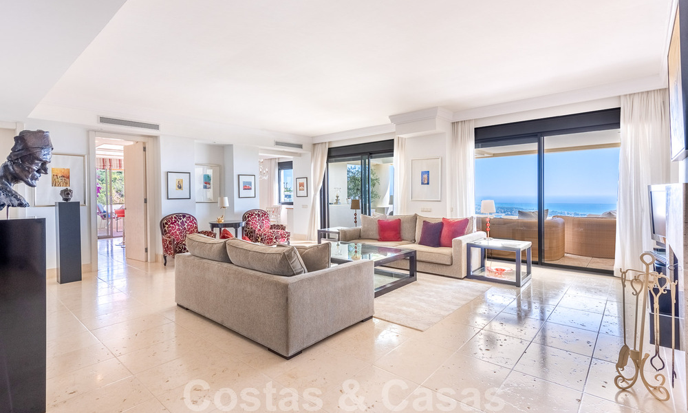 Penthouse duplex moderne à vendre avec vue panoramique sur la mer, situé dans un complexe convoité à Los Monteros, Marbella 52252