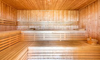 Penthouse duplex moderne à vendre avec vue panoramique sur la mer, situé dans un complexe convoité à Los Monteros, Marbella 52272 