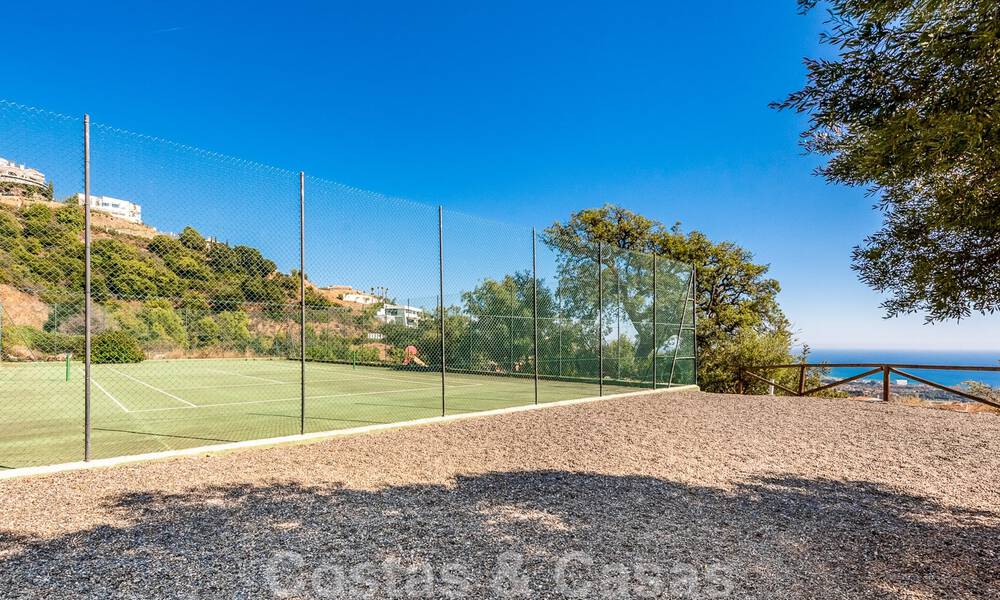 Penthouse duplex moderne à vendre avec vue panoramique sur la mer, situé dans un complexe convoité à Los Monteros, Marbella 52273