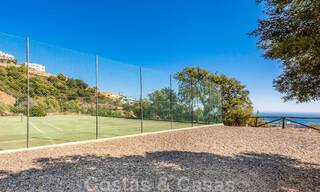 Penthouse duplex moderne à vendre avec vue panoramique sur la mer, situé dans un complexe convoité à Los Monteros, Marbella 52273 