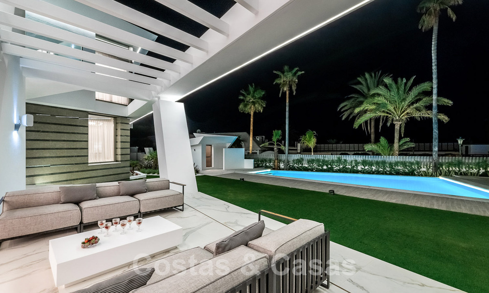 Villa de luxe neuve avec design architectural à vendre, en première ligne de plage à Los Monteros, Marbella 52283