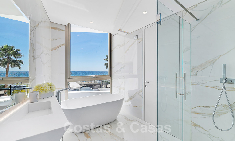 Villa de luxe neuve avec design architectural à vendre, en première ligne de plage à Los Monteros, Marbella 52303