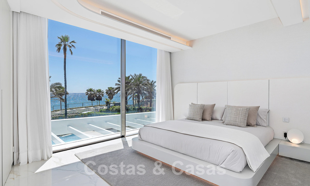 Villa de luxe neuve avec design architectural à vendre, en première ligne de plage à Los Monteros, Marbella 52304