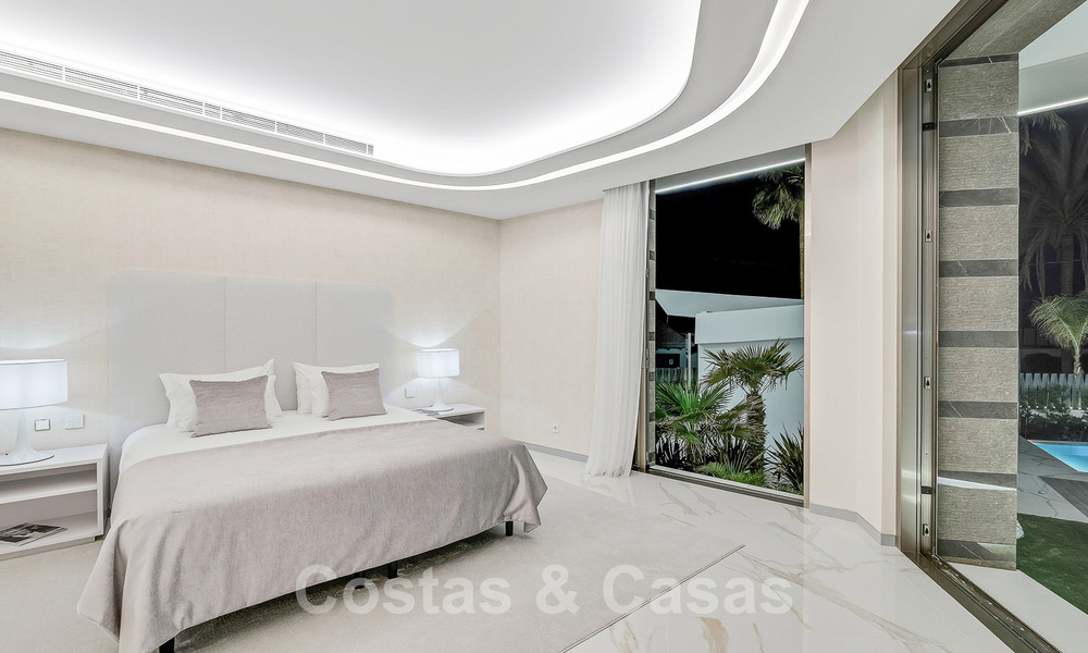 Villa de luxe neuve avec design architectural à vendre, en première ligne de plage à Los Monteros, Marbella 52318