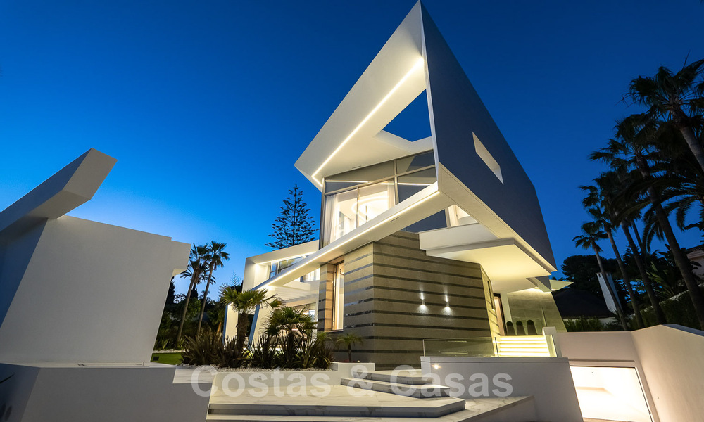 Villa de luxe neuve avec design architectural à vendre, en première ligne de plage à Los Monteros, Marbella 52319