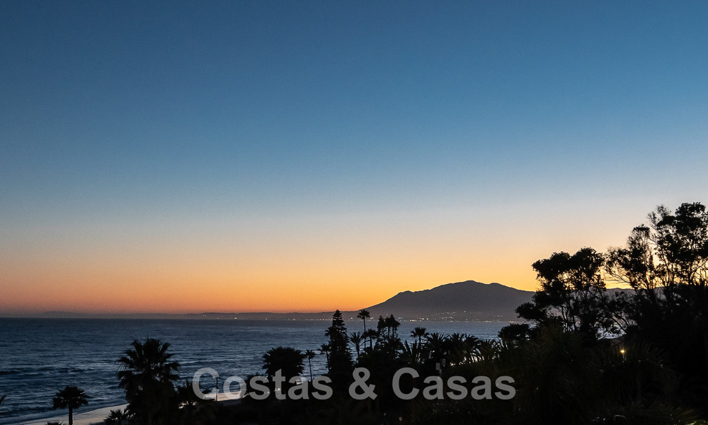 Villa de luxe neuve avec design architectural à vendre, en première ligne de plage à Los Monteros, Marbella 52320