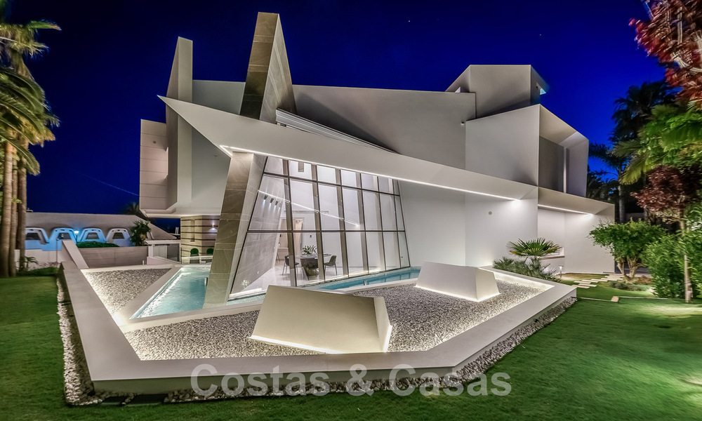 Villa de luxe neuve avec design architectural à vendre, en première ligne de plage à Los Monteros, Marbella 52326