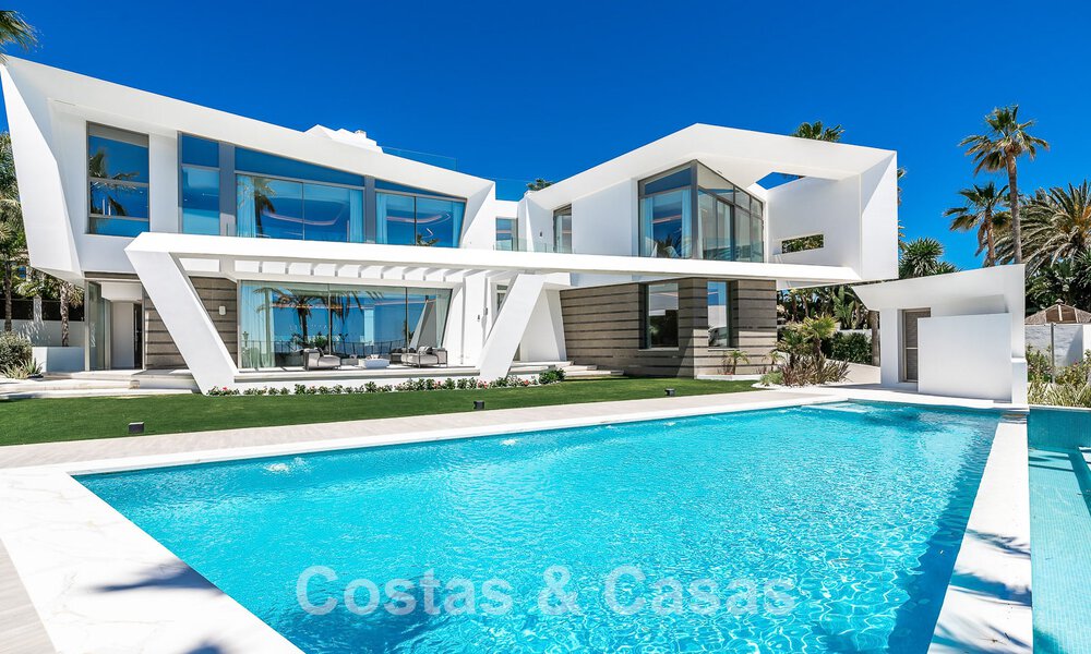 Villa de luxe neuve avec design architectural à vendre, en première ligne de plage à Los Monteros, Marbella 52328