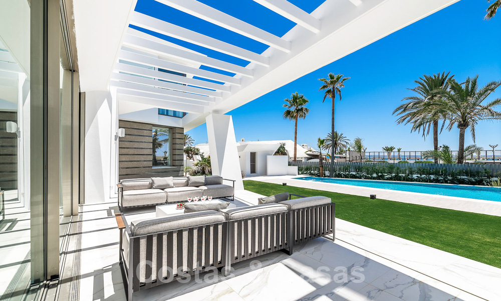 Villa de luxe neuve avec design architectural à vendre, en première ligne de plage à Los Monteros, Marbella 52329