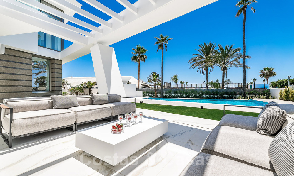 Villa de luxe neuve avec design architectural à vendre, en première ligne de plage à Los Monteros, Marbella 52330