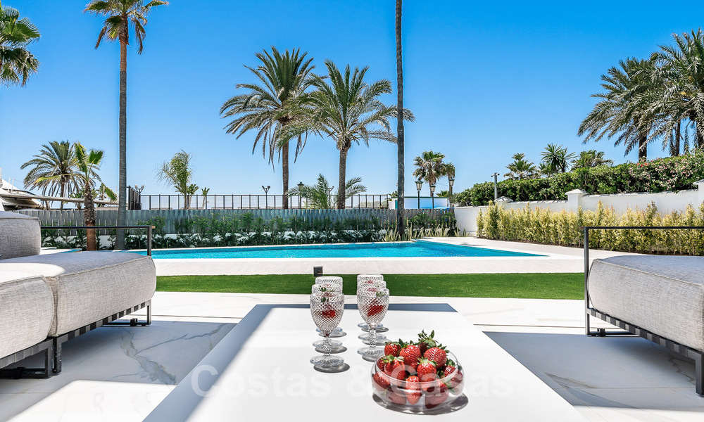 Villa de luxe neuve avec design architectural à vendre, en première ligne de plage à Los Monteros, Marbella 52331
