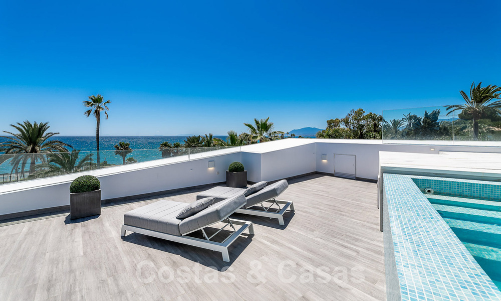 Villa de luxe neuve avec design architectural à vendre, en première ligne de plage à Los Monteros, Marbella 52333