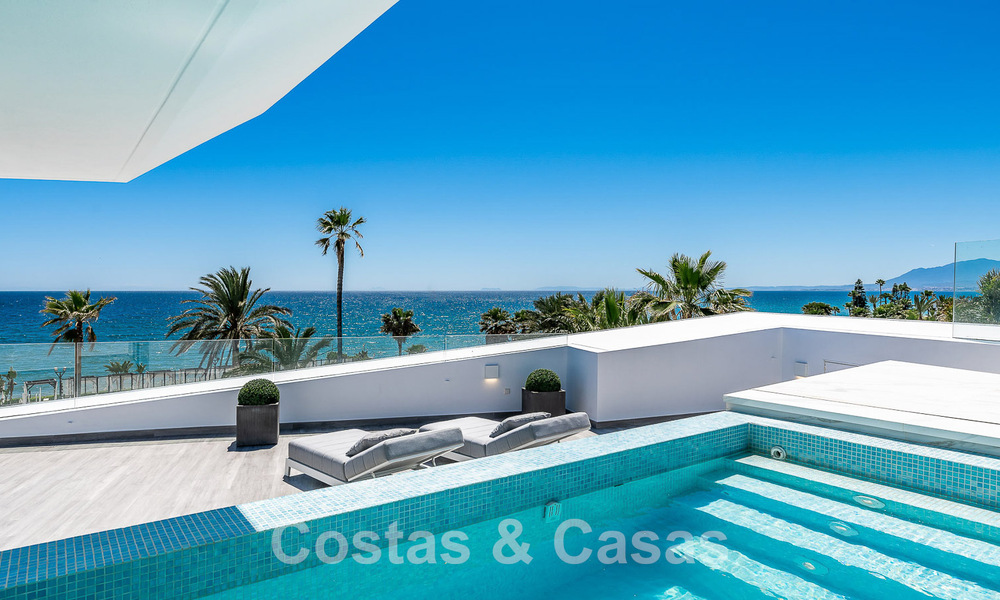 Villa de luxe neuve avec design architectural à vendre, en première ligne de plage à Los Monteros, Marbella 52335