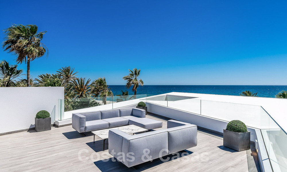 Villa de luxe neuve avec design architectural à vendre, en première ligne de plage à Los Monteros, Marbella 52337