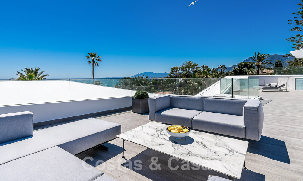 Villa de luxe neuve avec design architectural à vendre, en première ligne de plage à Los Monteros, Marbella 52339