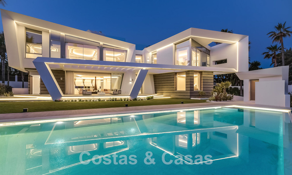 Villa de luxe neuve avec design architectural à vendre, en première ligne de plage à Los Monteros, Marbella 52341