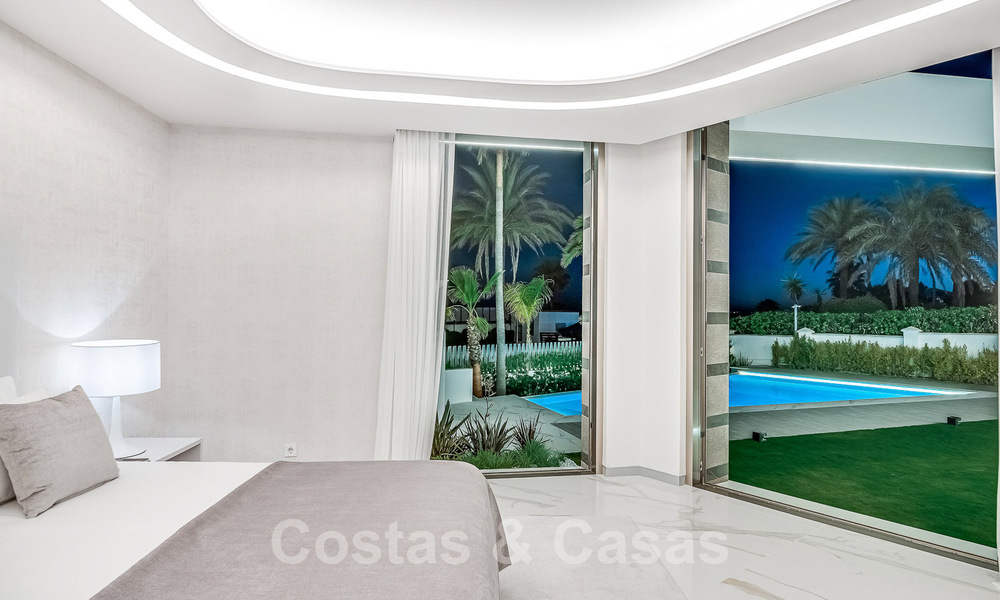 Villa de luxe neuve avec design architectural à vendre, en première ligne de plage à Los Monteros, Marbella 52343