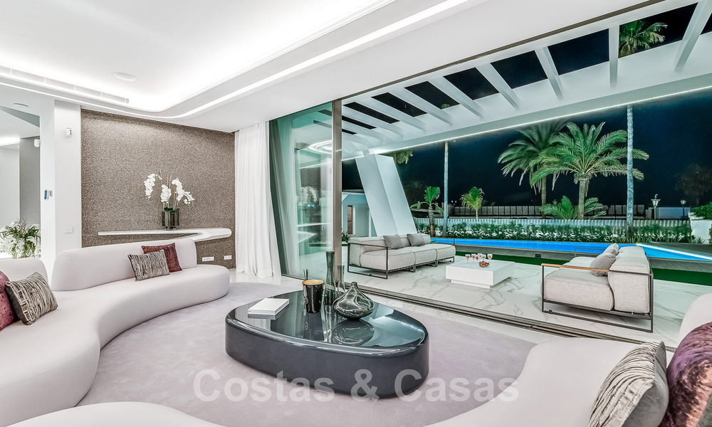 Villa de luxe neuve avec design architectural à vendre, en première ligne de plage à Los Monteros, Marbella 52344