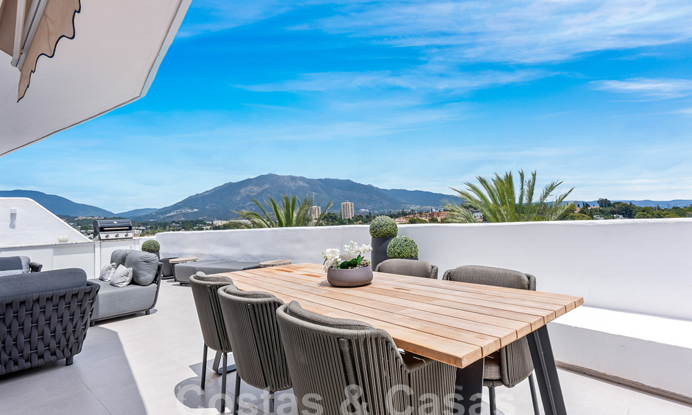 Penthouse contemporain rénové à vendre avec vue sur la montagne et la mer à Nueva Andalucia, Marbella 53569