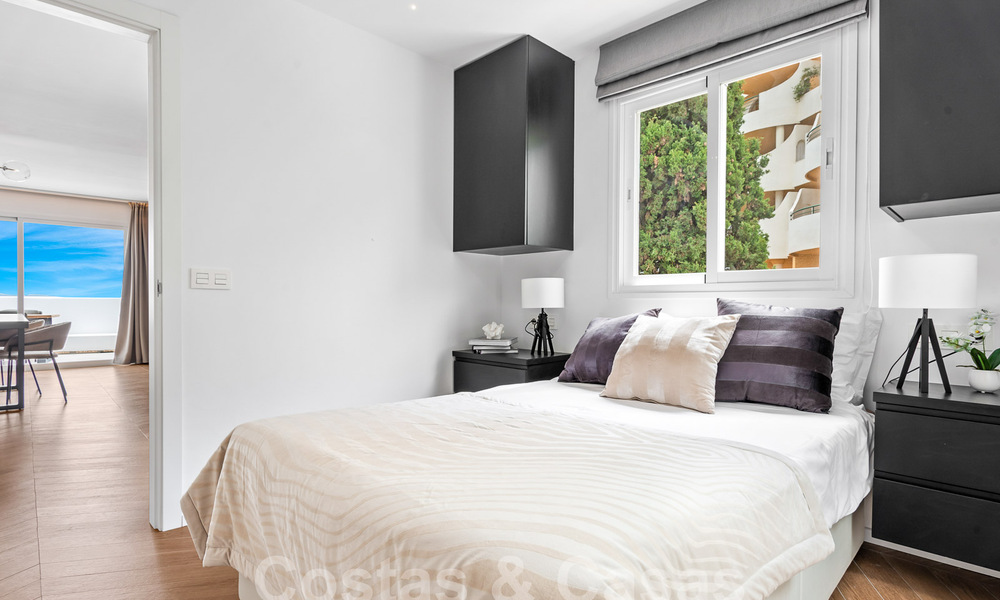 Penthouse contemporain rénové à vendre avec vue sur la montagne et la mer à Nueva Andalucia, Marbella 53572