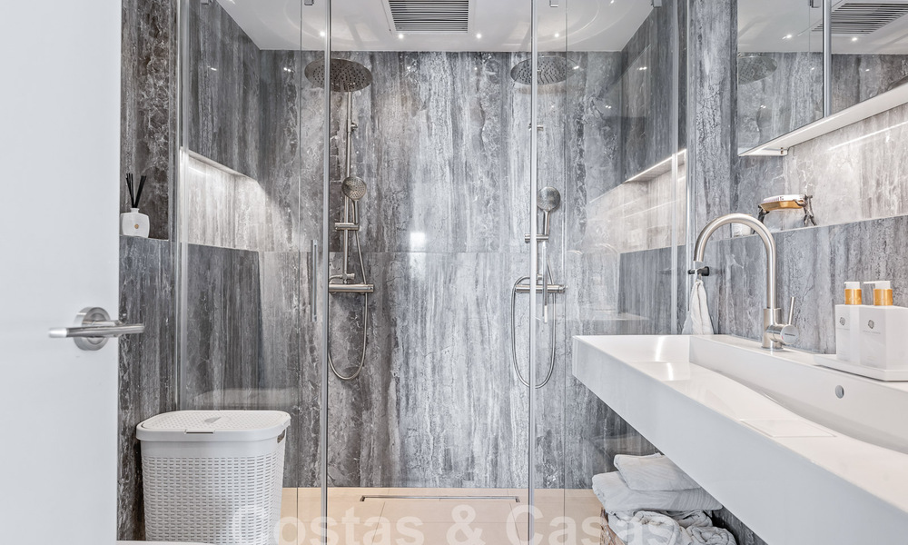 Penthouse contemporain rénové à vendre avec vue sur la montagne et la mer à Nueva Andalucia, Marbella 53575