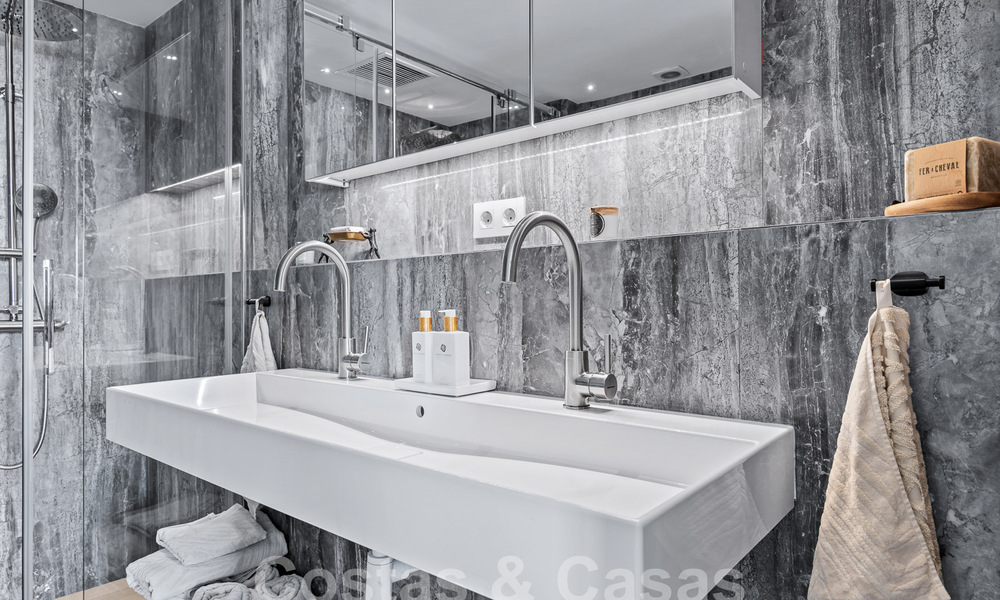 Penthouse contemporain rénové à vendre avec vue sur la montagne et la mer à Nueva Andalucia, Marbella 53576